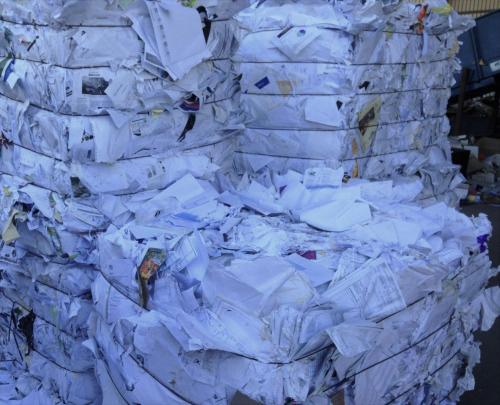 Presse à carton et plastique