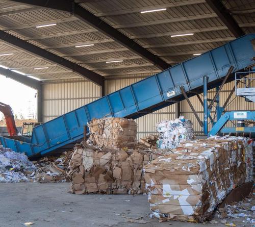 Presse à carton et plastique