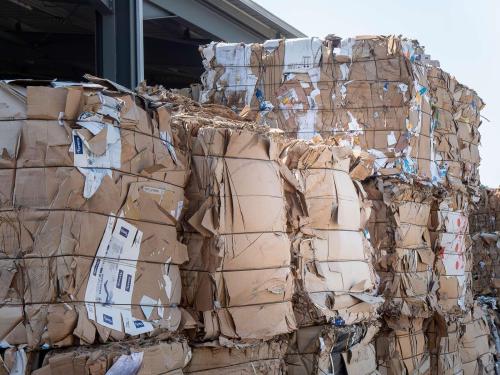 Presse à carton et plastique